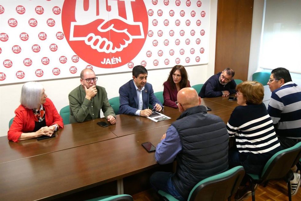 Francisco Reyes (c), en la reunión con responsables de UGT-Jaén.