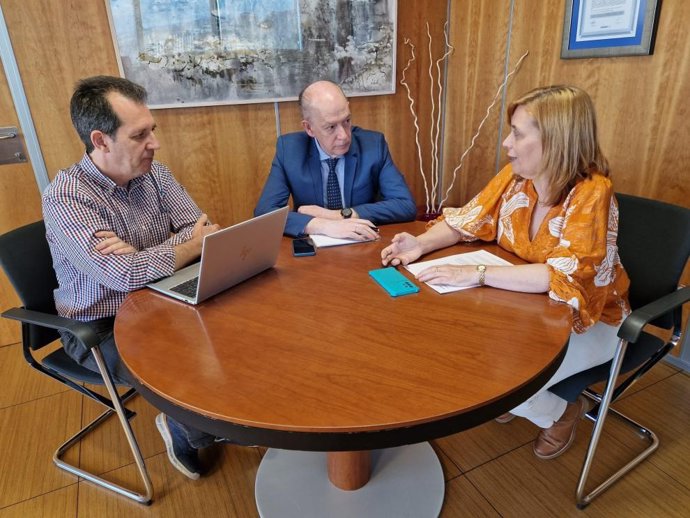 El consejero de Sanidad, Ángel Sanz, con la directora general de Salud Pública, Nuria Gayán, y el jefe de la Unidad de Coordinación de Alertas en Salud Pública, Salvador Fabregat.