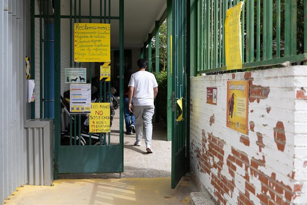 Varios carteles de protesta, en el exterior de una escuela infantil, a 10 de abril de 2026, en Madrid (España).