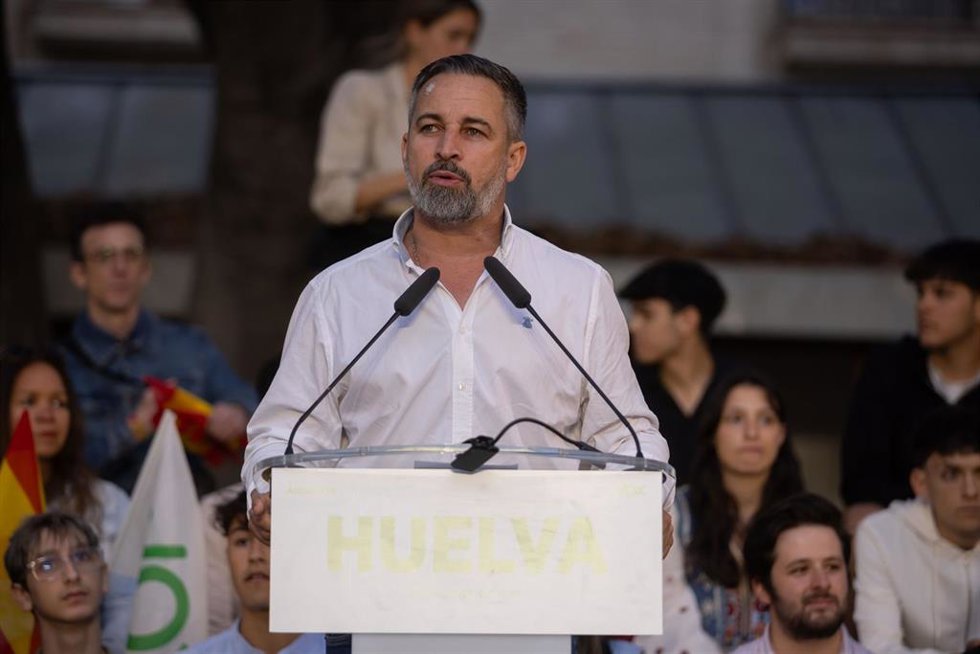 El presidente de Vox, Santiago Abascal  junto al candidato a la Presidencia de la Junta, Manuel Gavira en un acto público. A 17 de abril del 2026 en Huelva (Andalucía. España). 