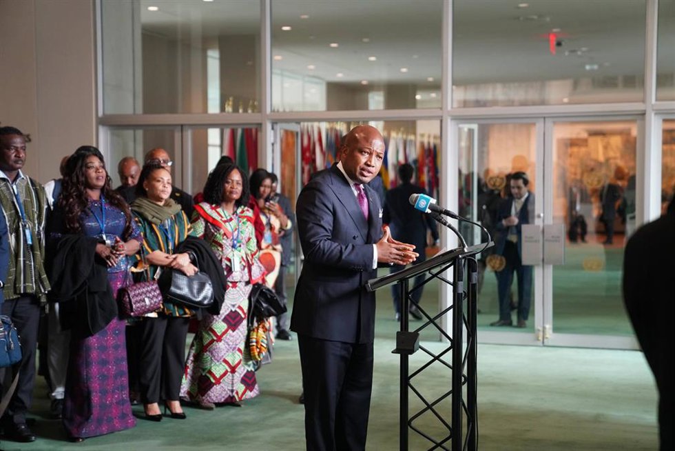 Archivo - El ministro de Exteriores de Ghana, Samuel Okudzeto Ablakwa, en una rueda de prensa posterior a la votación de la resolución sobre esclavitud en la Asamblea General de Naciones Unidas en Nueva York