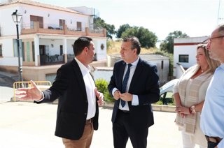 Archivo - El presidente de la Diputación de Sevilla, Javier Fernández, y miembros del gobierno provincial, visitan El Castillo de las Guardas, en foto de archivo.