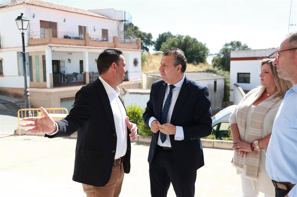 Archivo - El presidente de la Diputación de Sevilla, Javier Fernández, y miembros del gobierno provincial, visitan El Castillo de las Guardas, en foto de archivo.