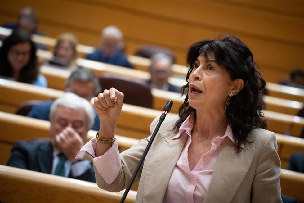 La ministra de Igualdad, Ana Redondo, interviene durante una sesión de control al Gobierno, en el Senado, a 28 de abril de 2026, en Madrid (España). Algunas de las cuestiones a tratar son la gestión del proceso de regularización de personas migrantes y lo