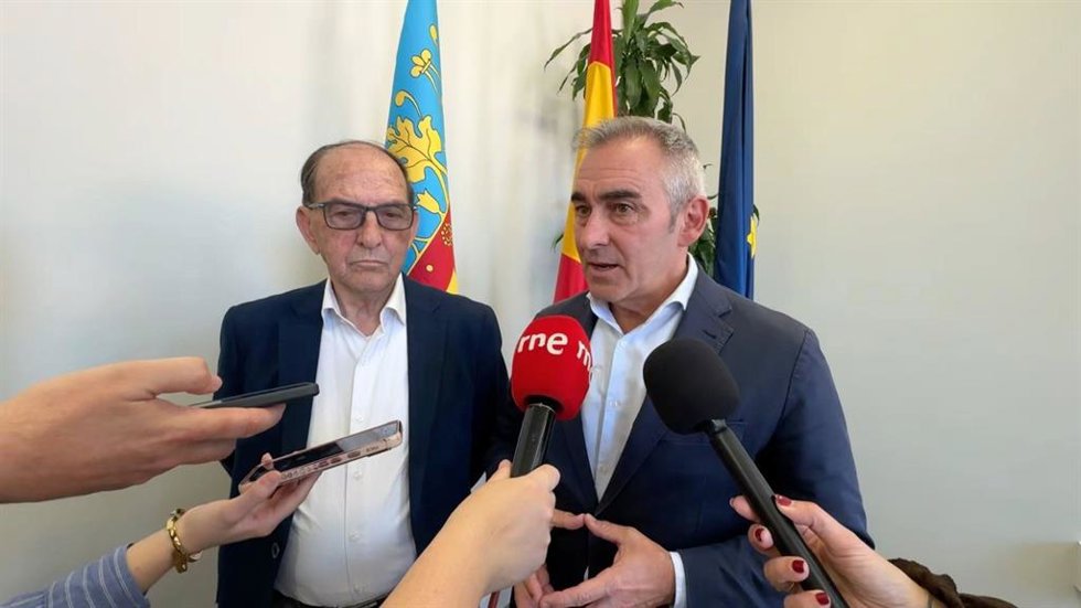 El conseller de Agricultura, Agua, Ganadería y Pesca, Miguel Barrachina, atiende a los medios.