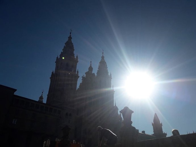 Archivo - Día de sol en Santiago de Compostela