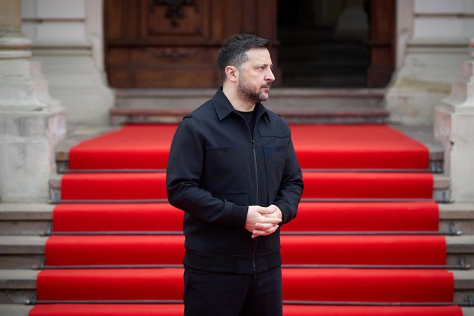 FOTO - 17 de abril de 2026, Ucrânia, Lviv: O presidente ucraniano Volodymyr Zelensky aguarda para receber o rei Carlos XVI Gustavo da Suécia em Lviv. Foto: -/Presidência da Ucrânia/dpa - ATENÇÃO: uso exclusivamente editorial e somente se for indicada a fo
