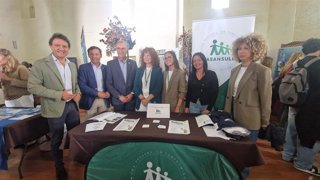 El subdelegado de la Junta en el Campo de Gibraltar, Javier Ros, en, la Feria de Empleo, Formación y Orientación Educativa de Tarifa, junto al delegado territorial de Empleo en Cádiz, Daniel Sánchez Román, y por el alcalde de Tarifa, José Santos