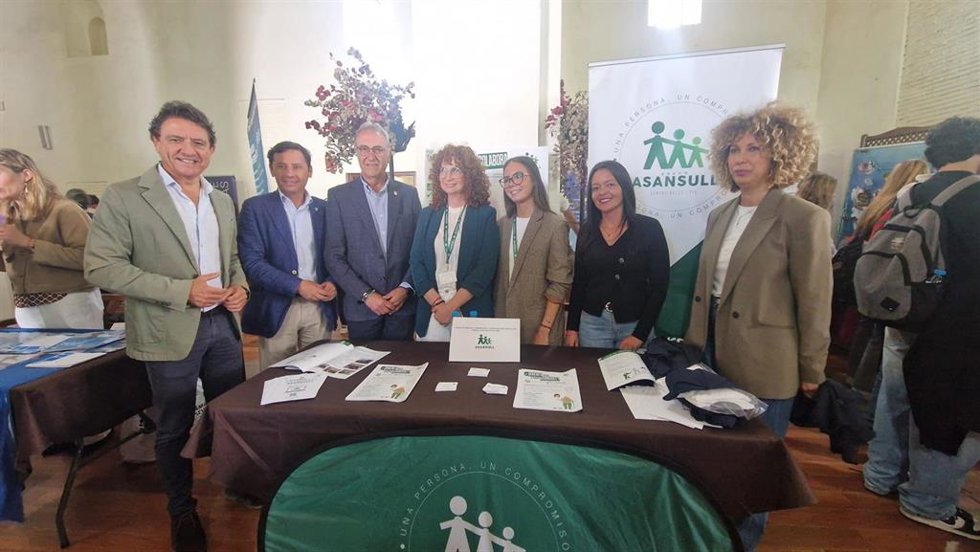 El subdelegado de la Junta en el Campo de Gibraltar, Javier Ros, en, la Feria de Empleo, Formación y Orientación Educativa de Tarifa, junto al delegado territorial de Empleo en Cádiz, Daniel Sánchez Román, y por el alcalde de Tarifa, José Santos