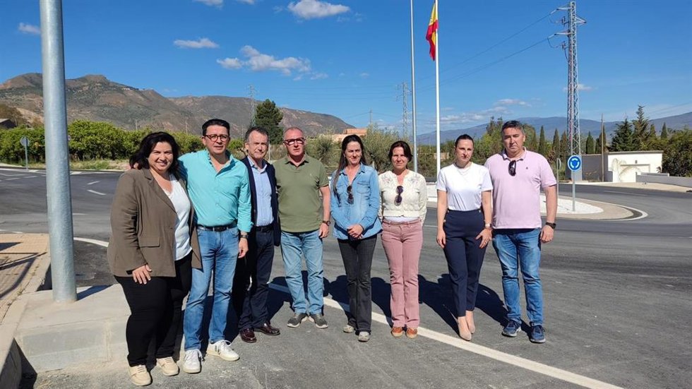 Miembros del PP visitan la recién finalizada obra de accesos a Alhama de Almería.