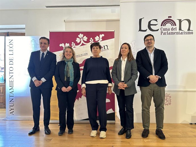La concejala de Acción y Promoción Cultural, Elena Aguado (centro), con representantes de diferentes museos leoneses en la presentación de la programación del Día Internacional de los Museos.