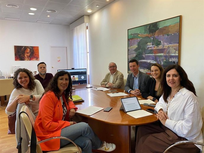 La consellera de Familias, Bienestar Social y Atención a la Dependencia, Sandra Fernández, reunida con representantes de los grupos parlamentarios.