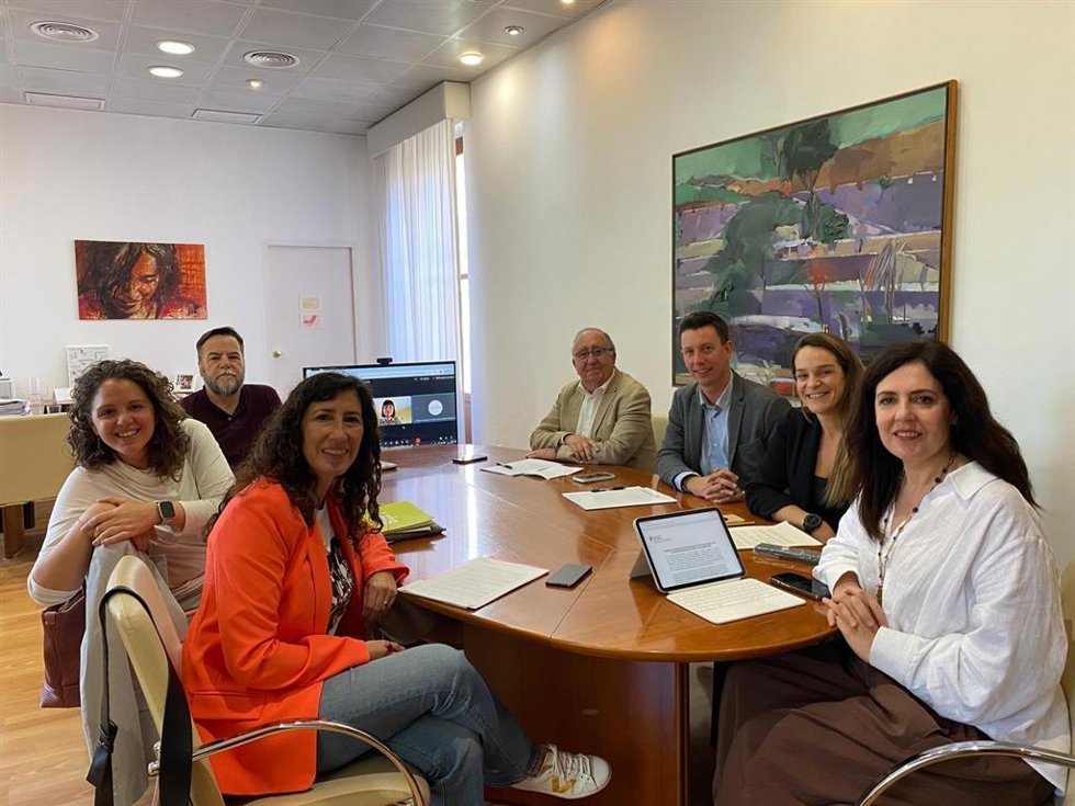 La consellera de Familias, Bienestar Social y Atención a la Dependencia, Sandra Fernández, reunida con representantes de los grupos parlamentarios.