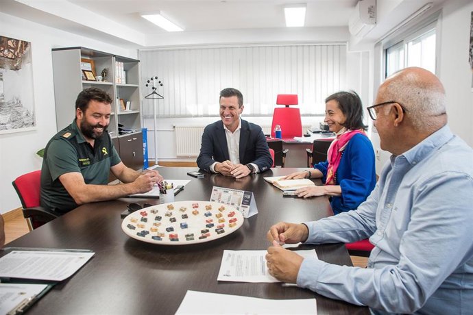 El vicepresidente Tercero de Fomento de la Diputación de Cáceres, Luis Fernando García Nicolás, junto a miembros de la Guardia Civil