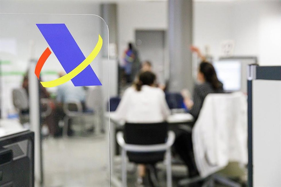 Archivo - Varias personas son atendidas en la Agencia Tributaria. Archivo.