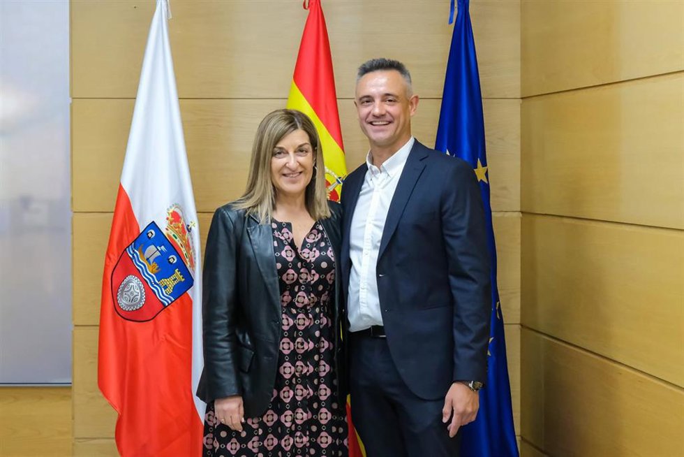 La presidenta de Cantabria, María José Sáenz de Buruaga, recibe al alcalde de San Pedro del Romeral, Jesús Mantecón.