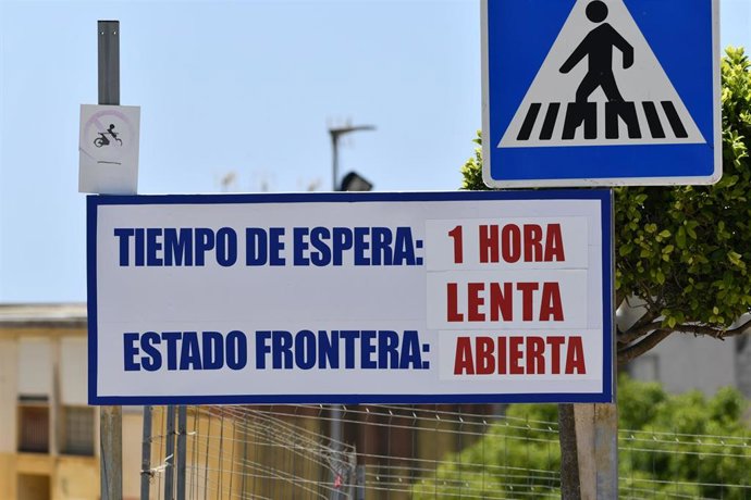 Archivo - Imagen de archivo de una señal con el tiempo de espera estimado en la zona de embolsamiento de Loma Colmenar para pasar por la frontera de Ceuta a Marruecos en la OPE