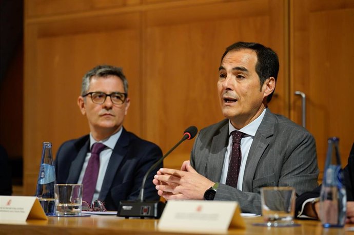 El consejero de Justicia, Administración Local y Función Pública, José Antonio Nieto, y el ministro de la Presidencia, Justicia y Relaciones con las Cortes, Félix Bolaños.
