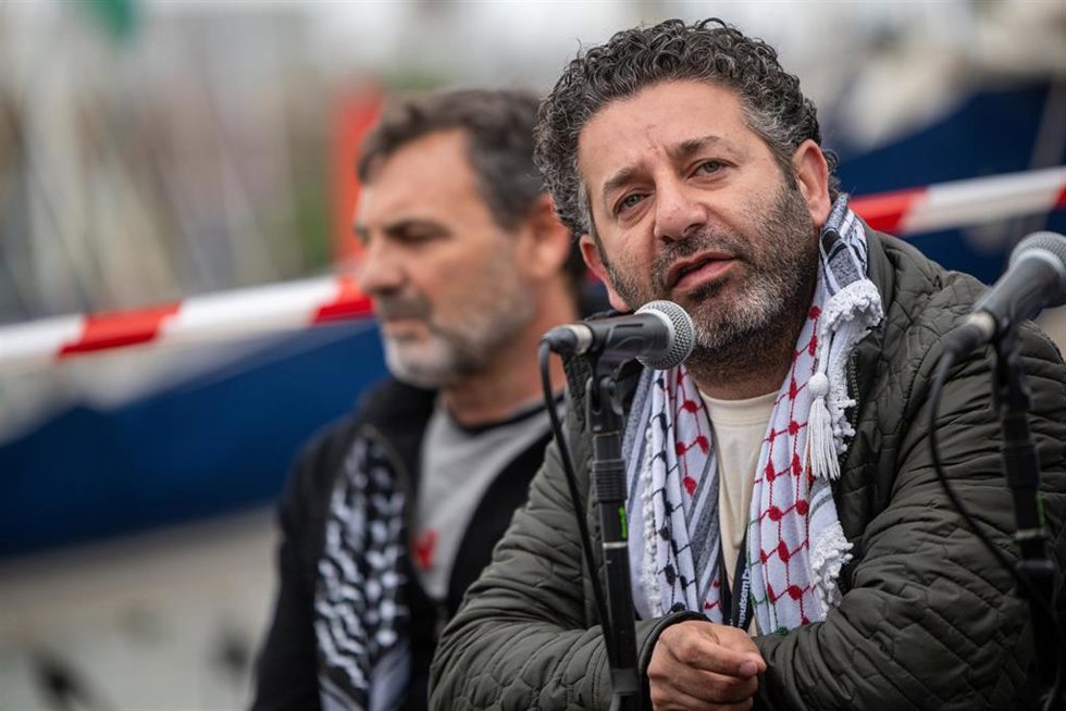 El directivo de GSF, Saif Abukeshek, durante la rueda de prensa de la Global Sumud Flotilla (GSF) antes de partir a Gaza, a 12 de abril de 2026, en Barcelona