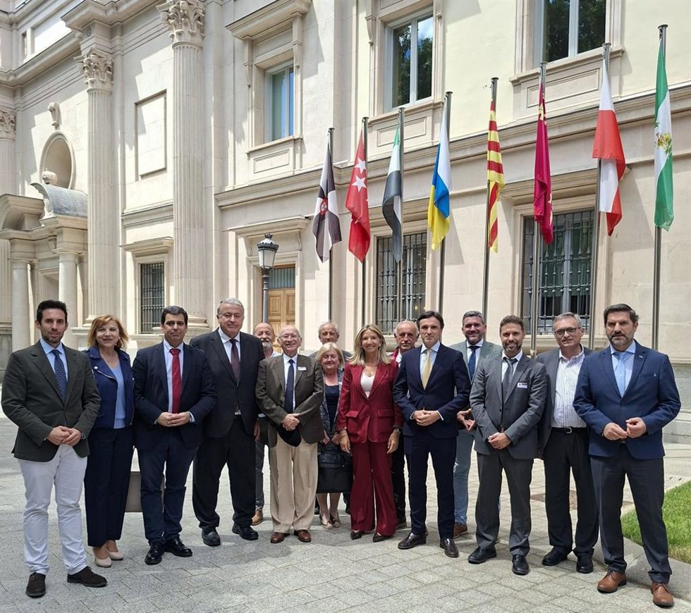 El consejero de Fomento e Infraestructuras, Jorge García Montoro, junto al secretario general de la Consejería, José Francisco Lajara, senadores regionales y representantes de los 600 afectados por deslindes en la Región de Murcia