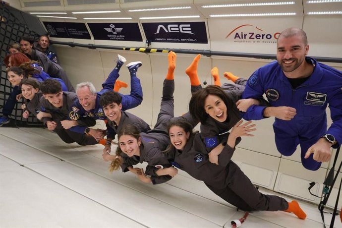 La ministra de Ciencia, Innovación y Universidades, Diana Morant; los astronautas ESA Pablo Álvarez y Sara García y 30 estudiantes participan en un vuelo parabólico en la Base Aérea de San Javier (Murcia), dentro del programa 'Astronauta por un día'