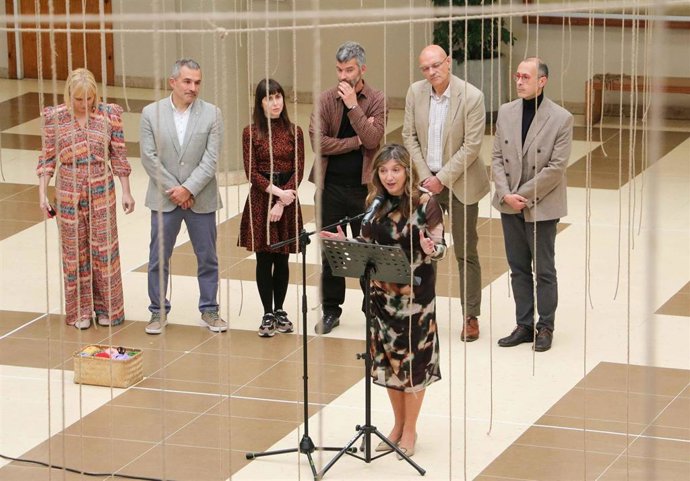 La rectora de la ULE, Nuria González, participa en la inauguración de una nueva edición del proyecto artístico El Hall Transformado con 'Hilando el caos', de la arquitecta Cristina Hurtado.