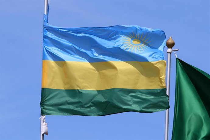 Archivo - June 20, 2025, Saint Petersburg, Russia: The national flag of the Republic of Rwanda, fluttering in the wind on a flagpole in Saint Petersburg, Russia.