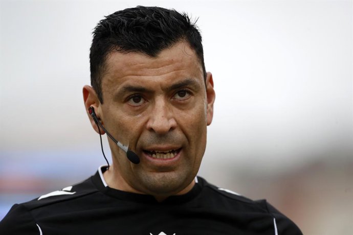 Archivo - Futbol, Universidad de Chile vs Coquimbo Unido. Fecha 24, campeonato Nacional 2022. El arbitro Roberto Tobar dirige el partido de primera division entre Universidad de Chile y Coquimbo Unido disputado en el estadio Elias Figueroa de Valparaiso,