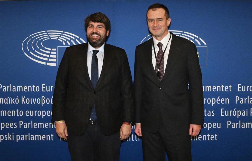 El presidente de la Comunidad, Fernando López Miras, y el jefe de la Misión de Ucrania ante la Unión Europea, Vsevolod Chentsov