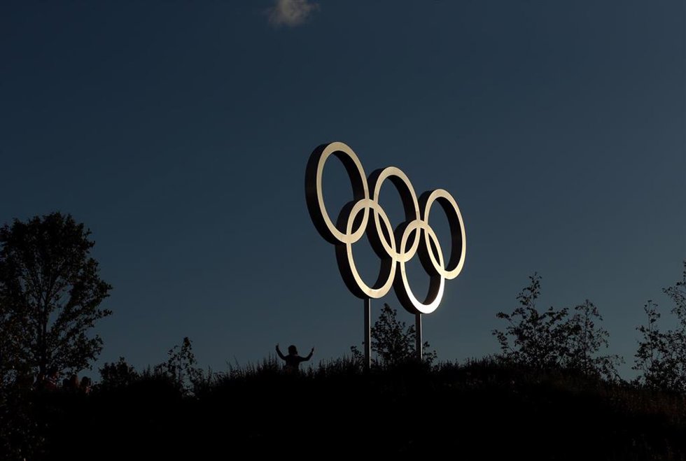 Archivo - Los aros olímpicos en el Parque Olímpico de Londres durante los Juegos de 2012