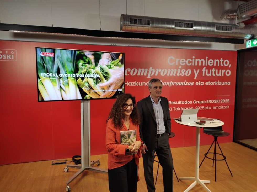 La CEO del grupo Eroski, Rosa Carabel, y el director financiero, Josu Mugarra, presentan los resultados de 2025