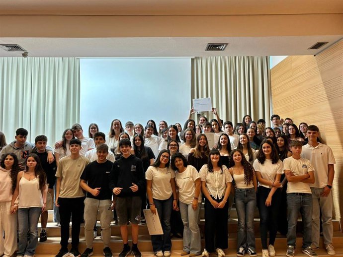 Alumnos del IES Sineu ganan el Premio Ibemprènjove con un proyecto que mejora el bienestar de jóvenes hospitalizados.