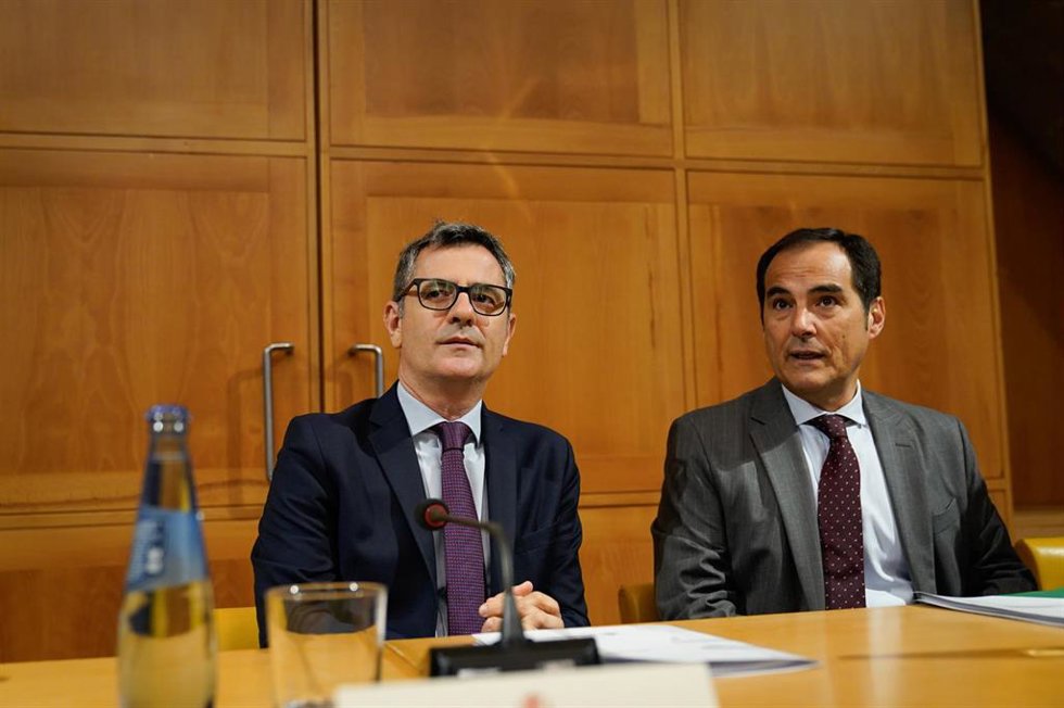 El ministro de la Presidencia, Justicia y Relaciones con las Cortes, Félix Bolaños, y el consejero de Justicia, Administración Local y Función Pública, José Antonio Nieto.