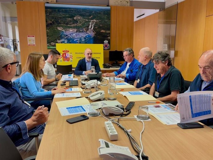 El subdelegat del Govern a València, José Rodríguez Jurado, atén als mitjans amb motiu de la reunió amb alcaldes dels municipis situats a l'entorn de la central nuclear de Cofrents