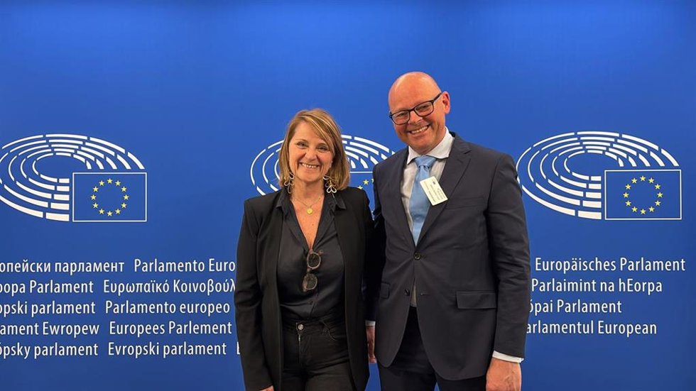 Rosa Estaràs y Antoni Riera, en el Parlamento Europeo.