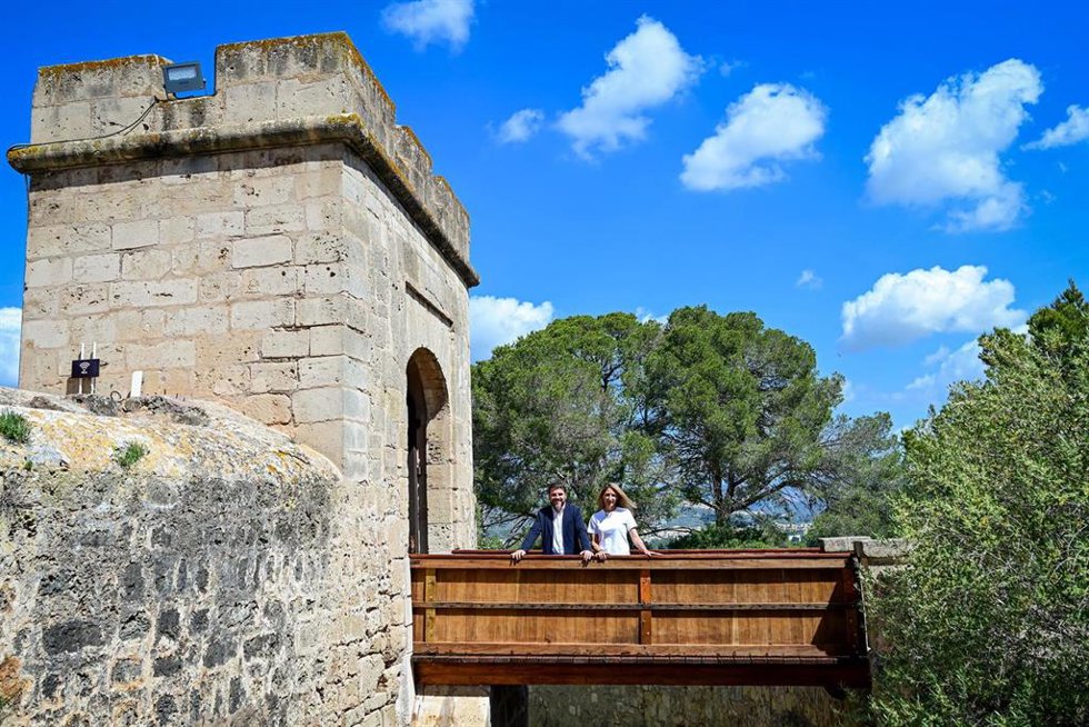 Bonet y Soto, en el puente del acceso al castillo de Bellver.