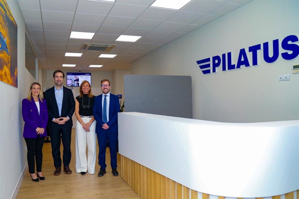 Ana Isabel Jiménez y Carlos Cuerpo, en el centro, visitan la planta de la multinacional suiza Pilatus Aircraft en Alcalá.
