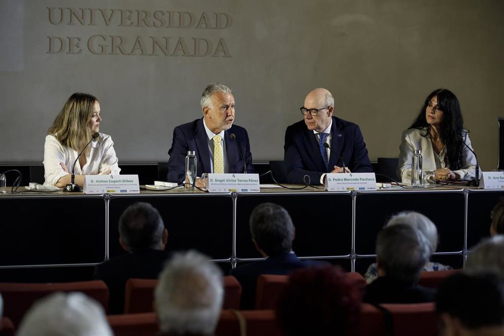 El ministro de Política Territorial y Memoria Democrática, Ángel Víctor Torres (2i), interviene en la inauguración de las Jornadas sobre 'Paz, Memoria y Democracia: 50 años de la investigación de paz para España', que se celebra en Granada. 