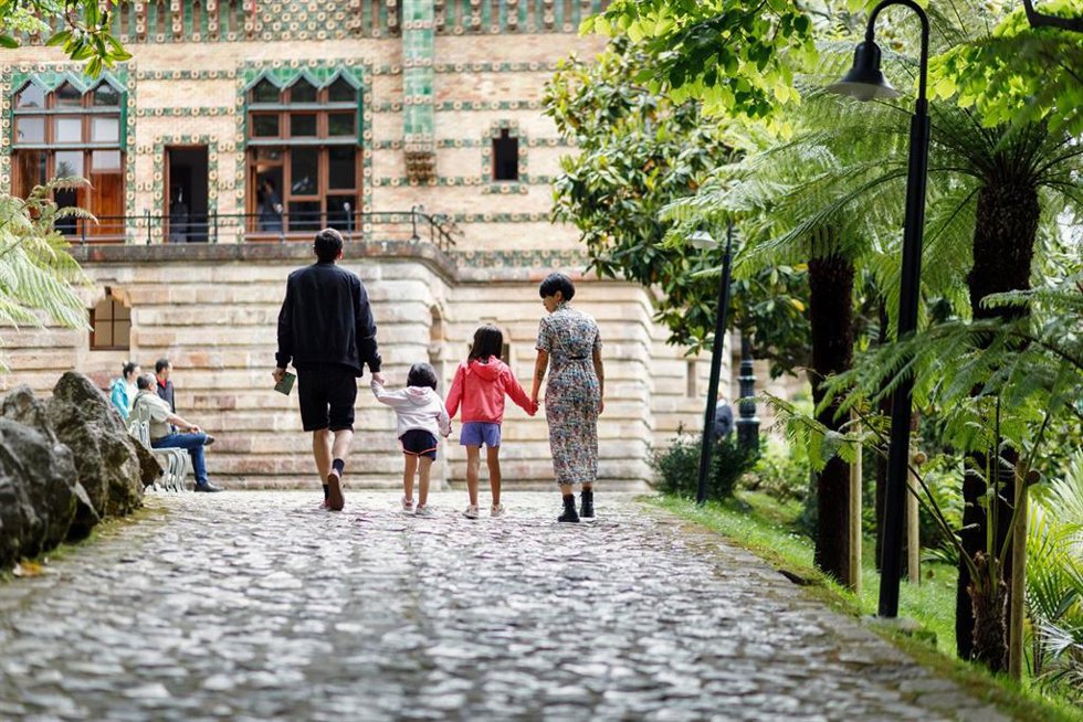 Familia paseando por la calle. Imagen de archivo