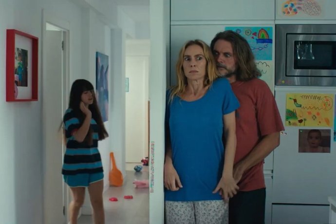 Kira Miró y Salva Reina, padres por sorpresa en el tráiler de Tres de más, comedia que ya tiene fecha de estreno