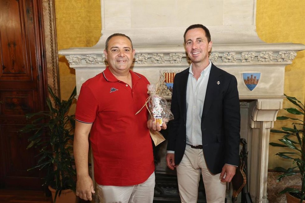 El presidente del Consell de Mallorca, Llorenç Galmés, recibe al tirador Toni Muntaner