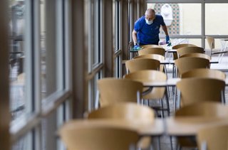 Archivo - 18 May 2020, US, Wellington: A worker sanitizes tables in the food court of the Mall at Wellington Green. The mall has partially opened following weeks of closures due to the Coronavirus pandemic. Photo: Allen Eyestone/Palm Beach Post via ZUMA W