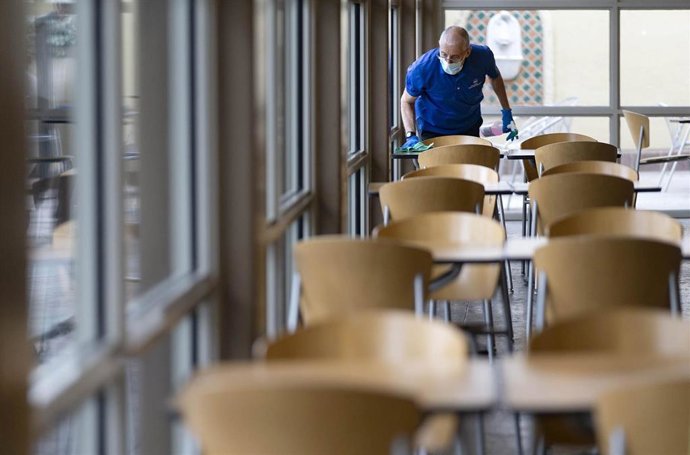 Archivo - 18 May 2020, US, Wellington: A worker sanitizes tables in the food court of the Mall at Wellington Green. The mall has partially opened following weeks of closures due to the Coronavirus pandemic. Photo: Allen Eyestone/Palm Beach Post via ZUMA W