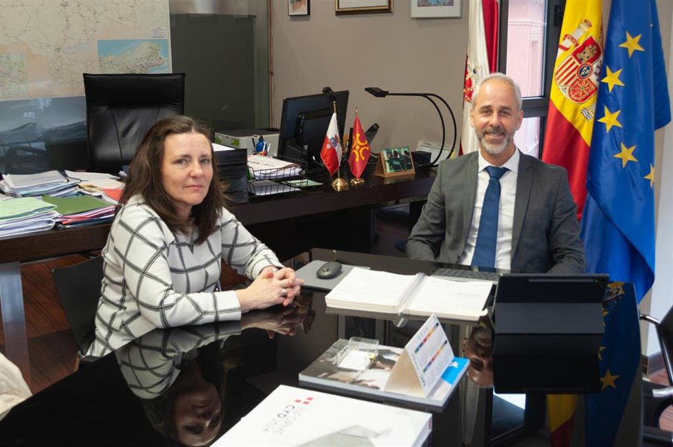 La alcaldesa de Corvera de Toranzo, Mónica Quevedo, y el consejero de Educación, Sergio Silva