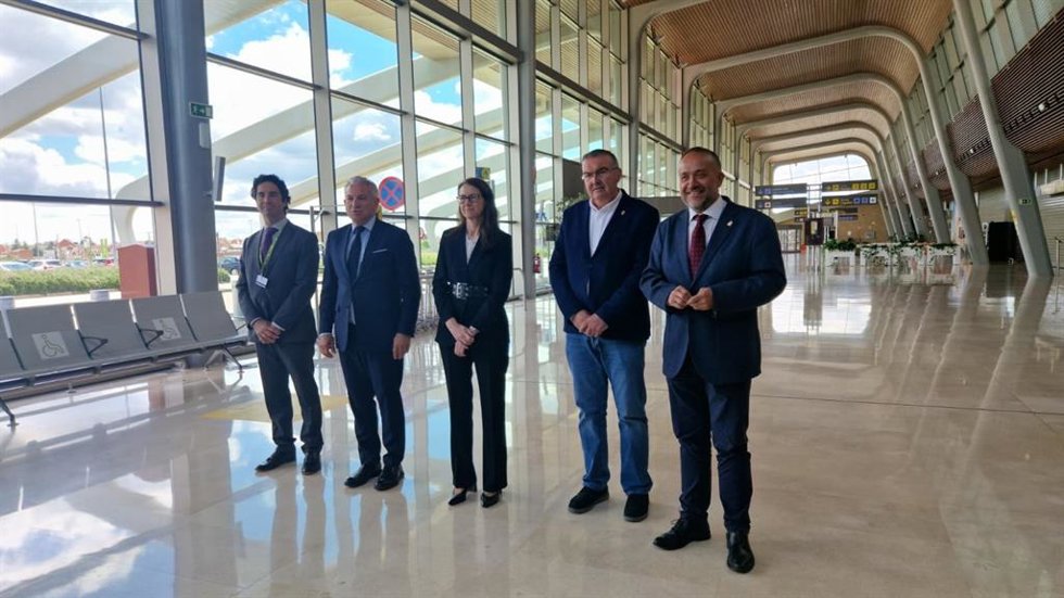 La directora general de Aeropuertos de AENA, Elena Mayoral (centro), tras mantener una reunión con el presidente de la Diputación de León, Gerardo Álvarez Courel (derecha), entre otros representantes, en el Aeropuerto de León.