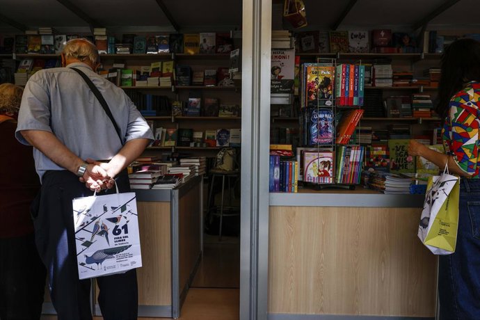 Diverses persones durant la inauguració de la 61ª edició de la Fira del Llibre de València en els Jardins del Real / Vivers