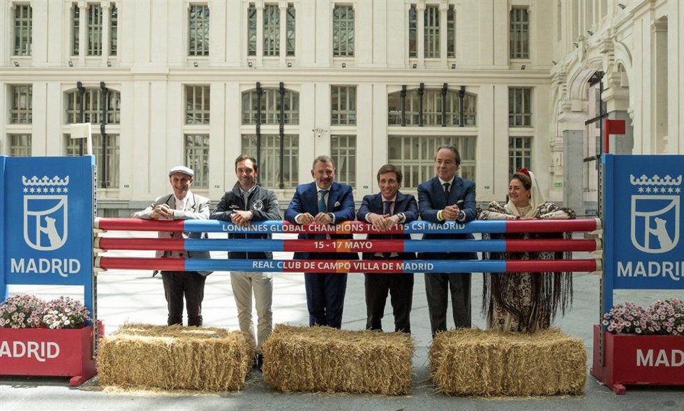 El alcalde de Madrid, José Luis Martínez-Almeida; el presidente de la Real Federación Hípica Española, Javier Revuelta; el jinete Eduardo Álvarez Aznar; y el presidente de Oxer Sport, Álvaro Arrieta, antes del Longines Global Champions Tour Madrid 2026.