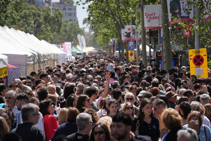 Colas de gente esperando a firmar libros en plaza de Catalunya durante el día de Sant Jordi, a 23 de abril de 2026, en Barcelona