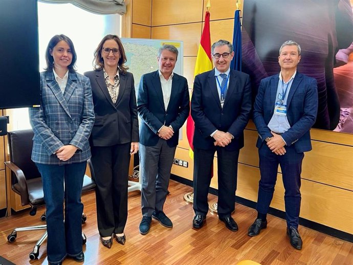 Los representantes del Ministerio de Transportes y de la CETM tras la reunión mantenida este miércoles