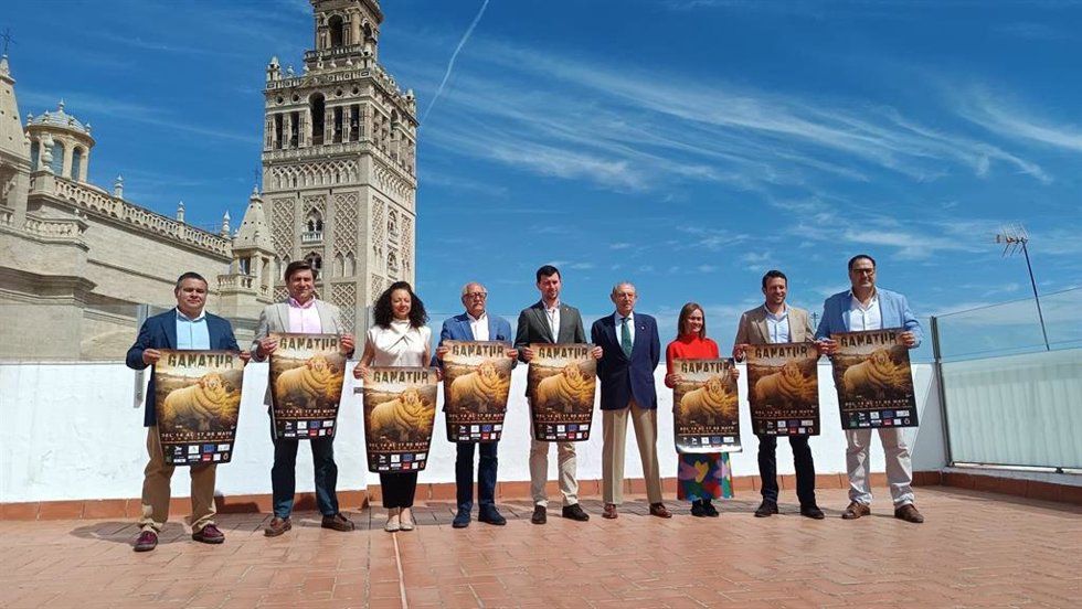 Foto de familia tras la presentación de la Muestra Ganadera y de Turismo 'Ganatur' de Constantina, en un acto celebrado en la sede de la Casa de la Provincia.